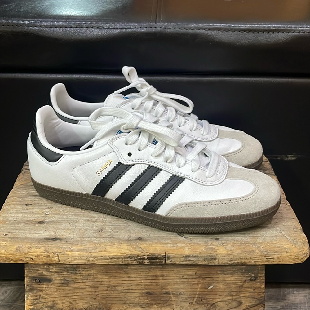 Women’s size 6 (fit like a 7.5) Adidas Samba Shoe